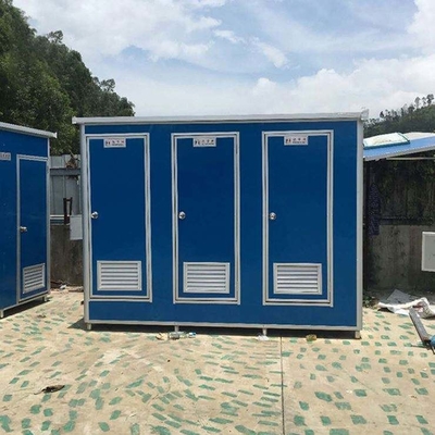 Voorafgebouwd mobiele buitentoilet voor meerdere spelers met elektriciteit en waterleiding en isolatie