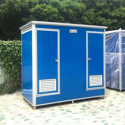 Voorafgebouwd mobiele buitentoilet voor meerdere spelers met elektriciteit en waterleiding en isolatie