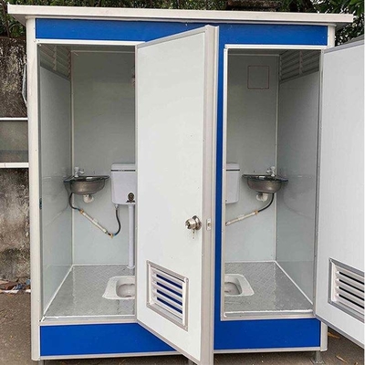 Voorafgebouwd mobiele buitentoilet voor meerdere spelers met elektriciteit en waterleiding en isolatie