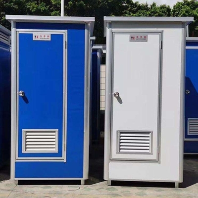 Voorafgebouwde mobiele buitentoilet met elektriciteit en waterleiding