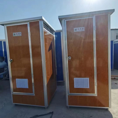 Voorafgebouwde mobiele buitentoilet met elektriciteit en waterleiding